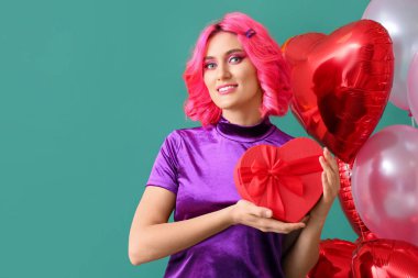 Parlak saçlı, hediyeli ve renkli balonları olan şık bir kadın. Sevgililer Günü kutlaması