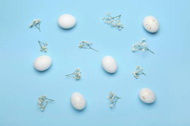 Renkli arkaplanda güzel Paskalya yumurtaları ve çigila çiçekleri olan kompozisyon