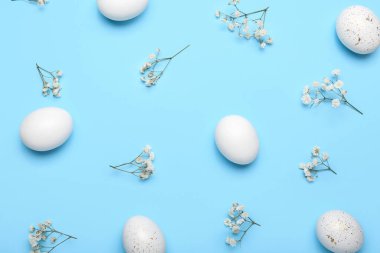 Renkli arkaplanda güzel Paskalya yumurtaları ve çigila çiçekleri olan kompozisyon