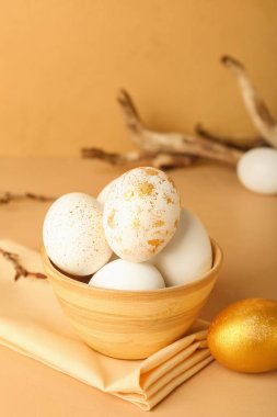 Arka planda Paskalya yumurtaları olan bir kase