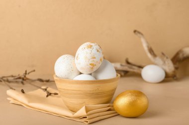 Arka planda Paskalya yumurtaları olan bir kase