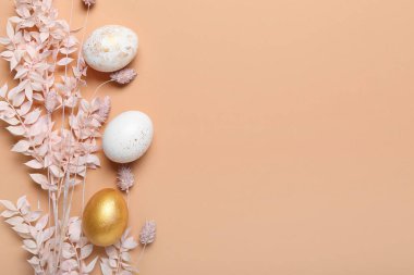 Renkli arka planda güzel Paskalya yumurtaları ve kurutulmuş çiçekler