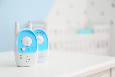 Masadaki modern bebek monitörleri