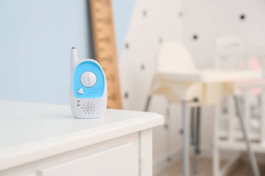 Odada masada modern bebek monitörü