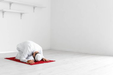 Evinde dua eden genç bir Müslüman.