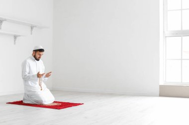 Evinde dua eden genç bir Müslüman.