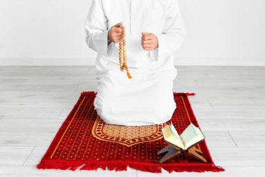 Evinde dua eden genç bir Müslüman.