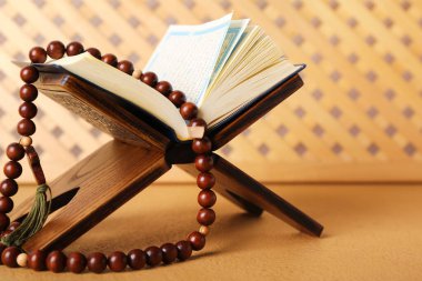 Kuran ve Müslüman dua boncuklarıyla dolu Rehal