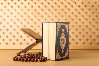 Kuran ve Müslüman dua boncukları masada.