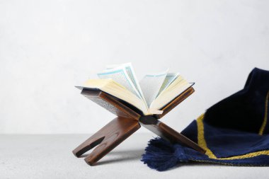 Kuran ve Müslüman namaz örtüleriyle dolu Rehal, arka planda