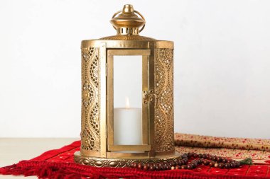 Müslüman lambası, tespih ve hafif arkaplan örtüsü