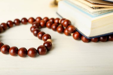 Kur 'an ve Müslüman dua boncukları masada, yakın plan