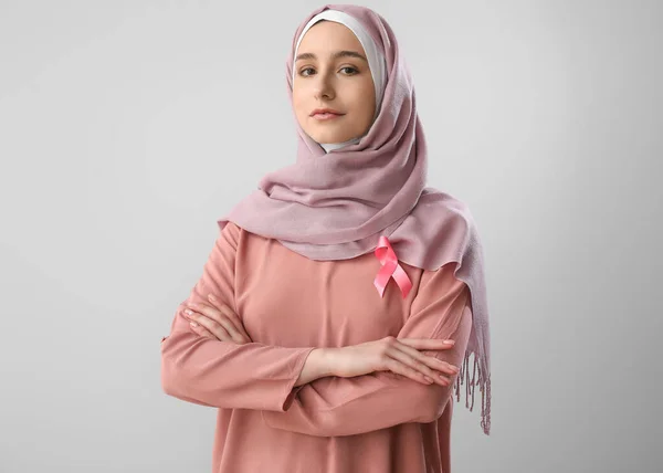 明るい背景にピンクのリボンを持つイスラム教徒の女性 乳がんの認知概念 — ストック写真