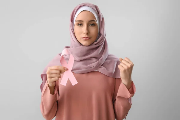 Muslimische Frau Mit Rosa Schleife Auf Hellem Hintergrund Brustkrebs Aufklärungskonzept — Stockfoto