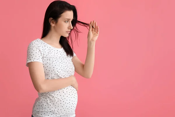 若いです妊娠中の女性脱毛の問題で色背景 — ストック写真