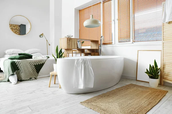 Interior Kamar Tidur Modern Dengan Bak Mandi — Stok Foto