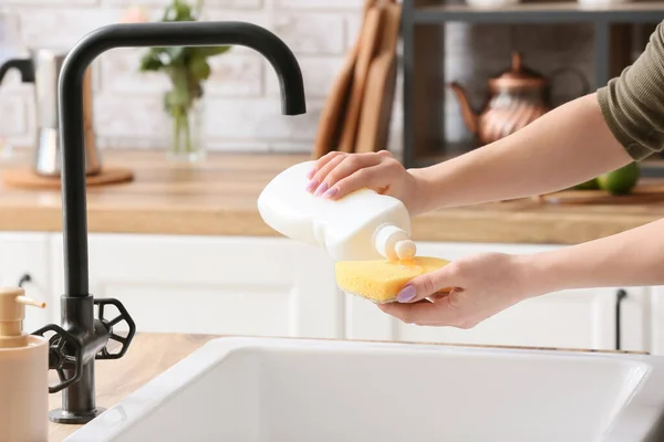 Dona Casa Derramando Detergente Sobre Esponja Sobre Pia Cozinha Close — Fotografia de Stock
