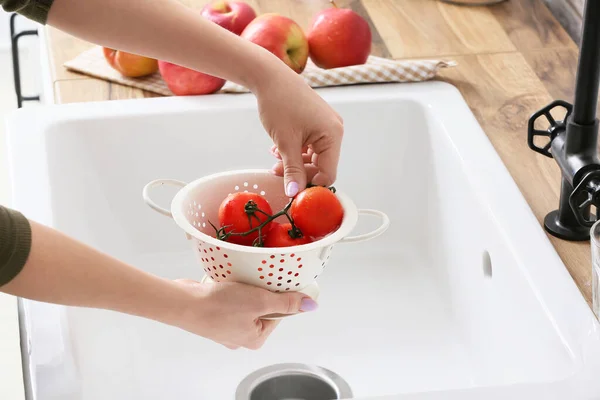 Kvinna Tvätta Tomater Över Diskbänk Närbild — Stockfoto