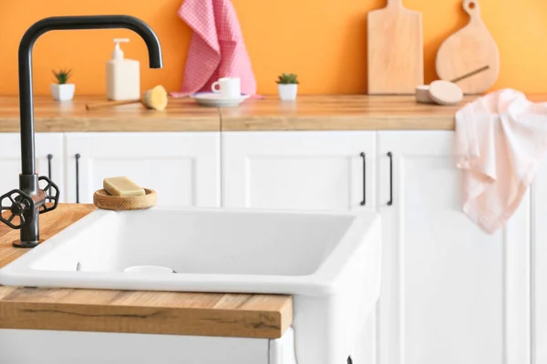 台所のセラミックシンクと石鹸と木製のカウンター — ストック写真
