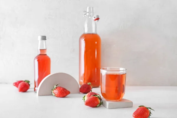 Flaskor Och Glas Färska Jordgubbar Kombucha Ljus Bakgrund — Stockfoto