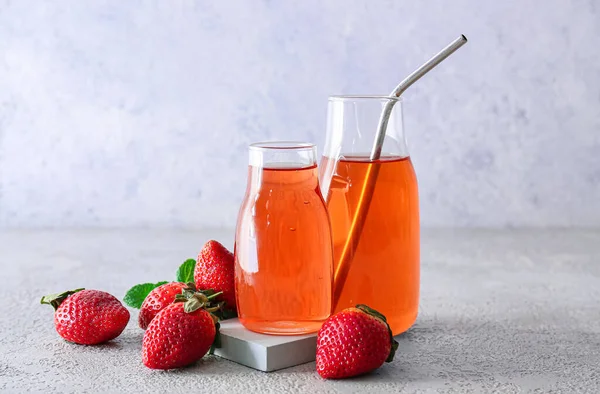 Glasögon Färska Jordgubbar Kombucha Ljus Bakgrund — Stockfoto