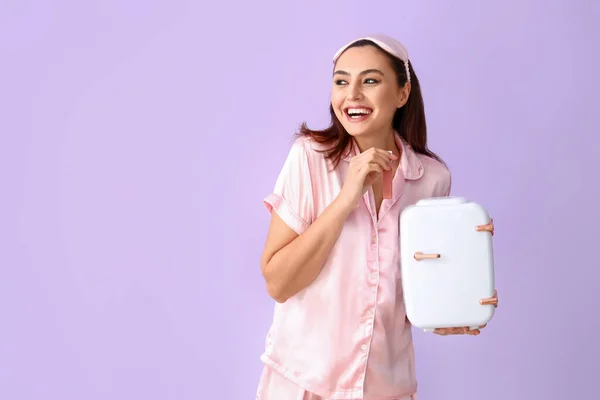 Glückliche Junge Frau Mit Kleinem Kosmetikkühlschrank Und Lippenstift Auf Fliederfarbenem — Stockfoto