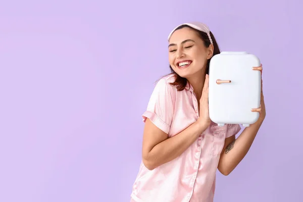 快乐的年轻女子 背负着淡紫色的小化妆品冰箱 — 图库照片