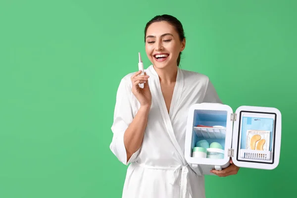 Glad Ung Kvinna Med Öppen Kosmetisk Kylskåp Och Produkter Grön — Stockfoto