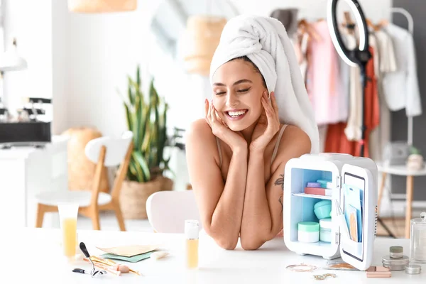 Mujer Joven Con Refrigerador Cosmético Abierto Productos Mesa Vestidor — Foto de Stock