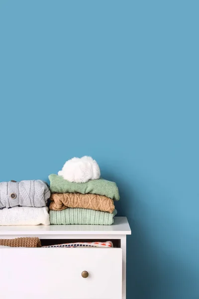 Montones Suéteres Cómoda Cerca Pared Color — Foto de Stock