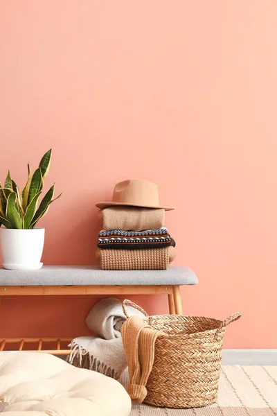 Stack Folded Sweaters Felt Hat Bench Basket Pouf Color Wall — Stock Photo, Image