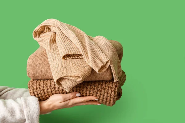 Kobieta Trzyma Ciepłe Swetry Tle Koloru — Zdjęcie stockowe