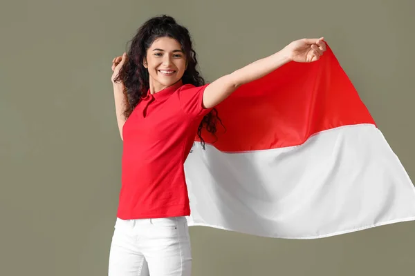 Sorridente Donna Asiatica Con Bandiera Dell Indonesia Sfondo Colori — Foto Stock