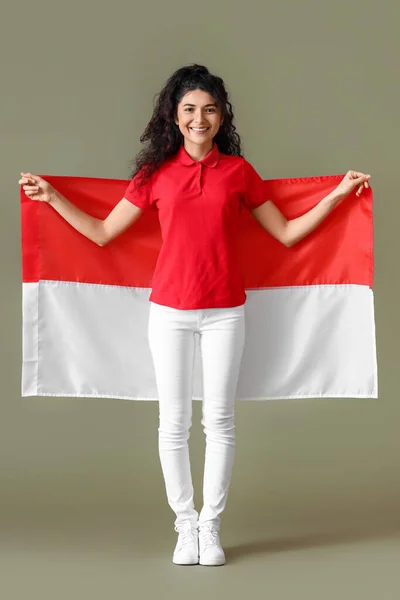 Glimlachende Aziatische Vrouw Met Grote Vlag Van Indonesië Kleur Achtergrond — Stockfoto
