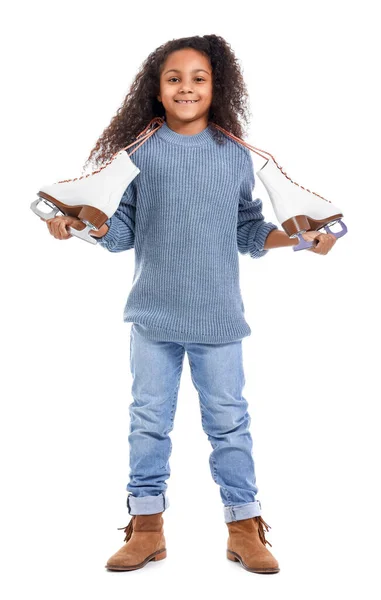 穿着蓝色毛衣 背景为白色冰鞋的非洲裔美国小女孩 — 图库照片