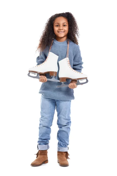穿着蓝色毛衣 背景为白色冰鞋的非洲裔美国小女孩 — 图库照片