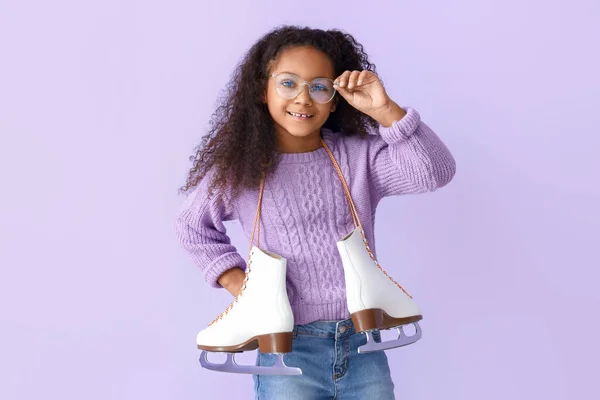 Petite Afro Américaine Lunettes Avec Patins Glace Sur Fond Lilas — Photo