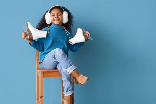Kleines Afroamerikanisches Mädchen Mit Schlittschuhen Sitzt Stuhl Auf Blauem Hintergrund — Stockfoto