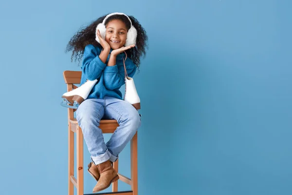 Kleines Afroamerikanisches Mädchen Mit Schlittschuhen Sitzt Stuhl Auf Blauem Hintergrund — Stockfoto