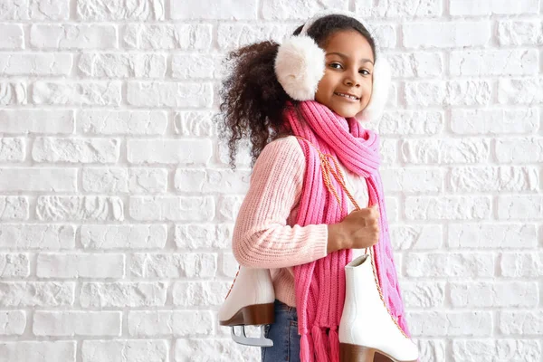 Kleine Afroamerikanische Mädchen Mit Schlittschuhen Auf Weißem Backsteinhintergrund — Stockfoto
