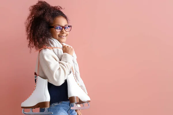 Kleines Afroamerikanisches Mädchen Mit Brille Und Schlittschuhen Auf Rosa Hintergrund — Stockfoto