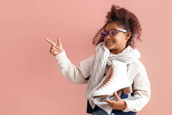 Lilla Afroamerikanska Flicka Glasögon Med Skridskor Pekar Något Rosa Bakgrund — Stockfoto