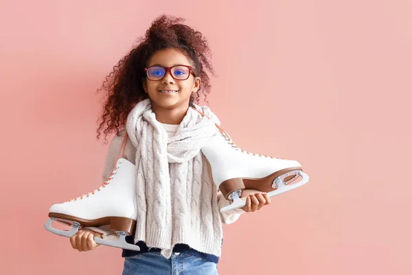 Kleines Afroamerikanisches Mädchen Mit Brille Und Schlittschuhen Auf Rosa Hintergrund — Stockfoto