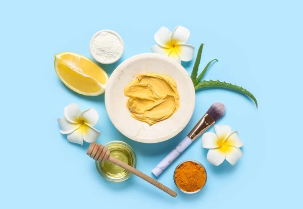 Composition Avec Masque Curcuma Poudre Citron Pinceau Maquillage Sur Fond — Photo