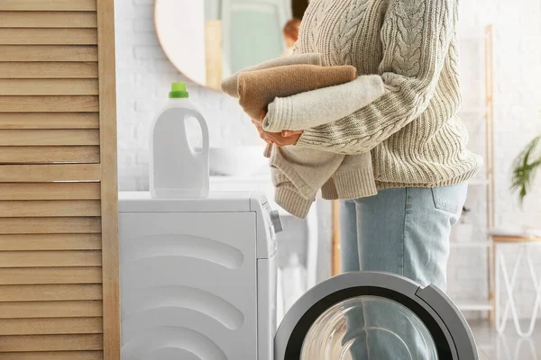 Kvinna Som Håller Tröjor Nära Tvättmaskin Tvättstuga — Stockfoto