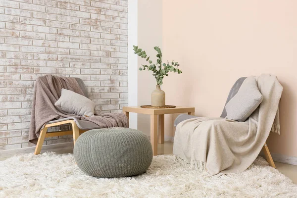 Interno Elegante Soggiorno Con Sedie Tavolo Pouf Grigio — Foto Stock