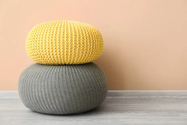 Knitted Poufs Beige Wall — Stock Photo, Image