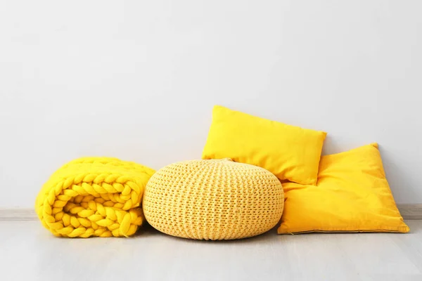 Bezerro Amarelo Com Xadrez Travesseiros Perto Parede Leve — Fotografia de Stock