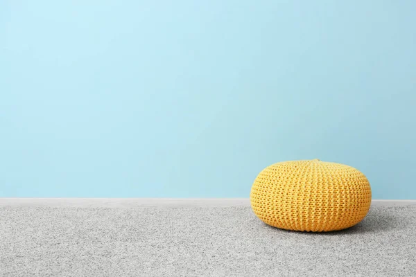 Yellow Pouf Grey Carpet Blue Wall — Stock Photo, Image