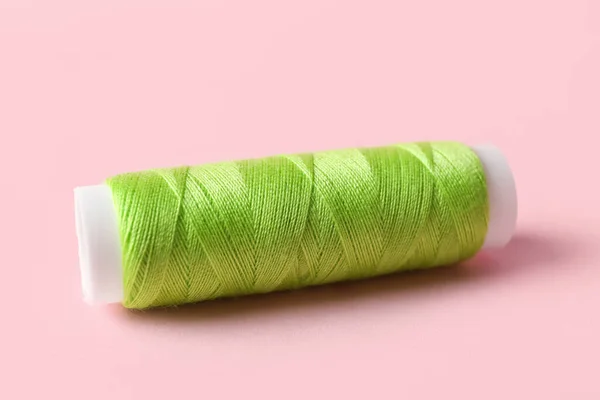 Bobina Filo Cucito Verde Sfondo Colore — Foto Stock